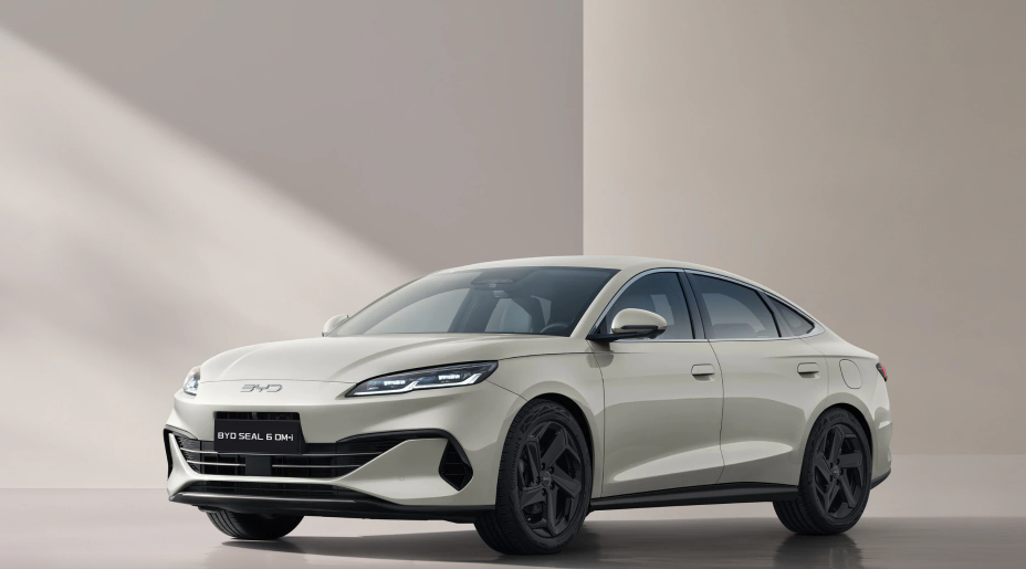 BYD SEAL 6 DM-i Plug-in Hybrid Car